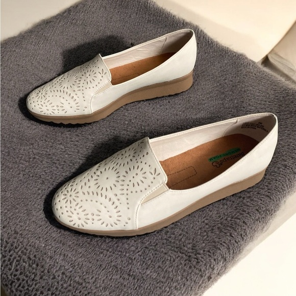 🌟
Laser Cut-out Baretraps Amry Women sz 8M Casual white Slip on Shoes - Picture 4 of 10
